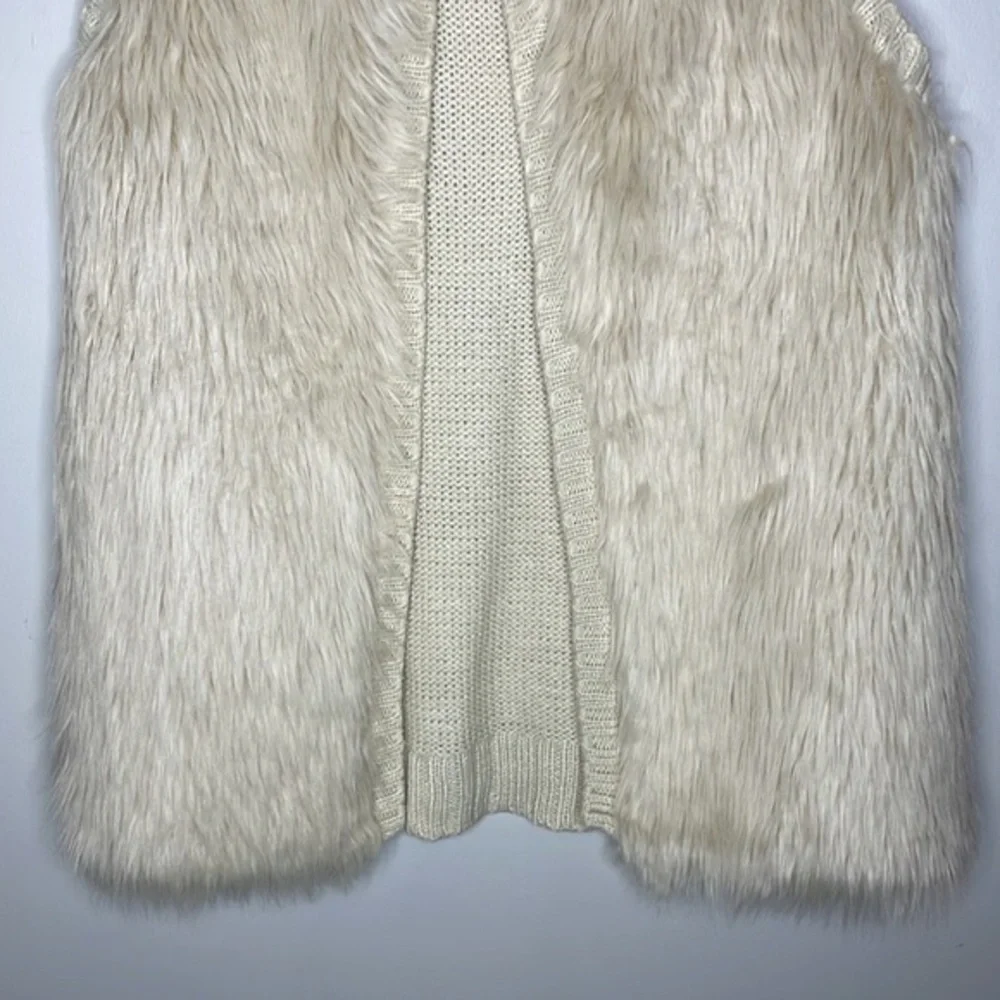 Eyeshadow Size M Ivory Faux Fur Crochet Knit Sleeveless Open Front Cozy Vest - Picture 4 of 8